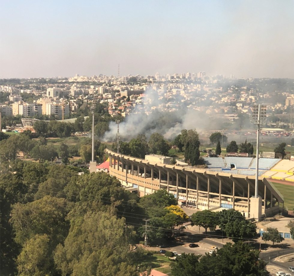 שריפה ליד קניון איילון רמת גן (צילום: גיא שגב)