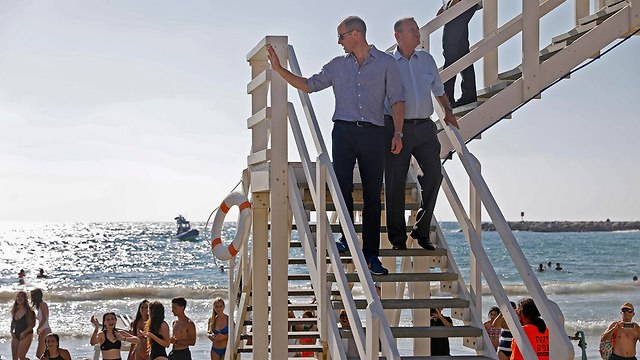 Принц Уильям и Рон Хульдаи на пляже Фришман в Тель-Авиве. Фото: AP