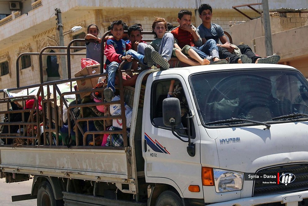 תושבים בורחים מ דרעא דרום סוריה (צילום: AP)