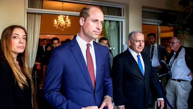 הנסיך וויליאם בבית השגריר דיוויד קוורי (צילום: AFP)