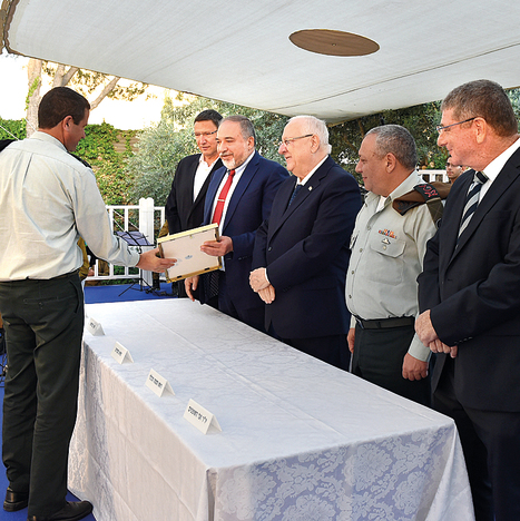 "תחושת סיפוק אדירה". נציג צה"ל שלקח חלק בפרויקט גילוי המנהרות מקבל את הפרס מידי שר הביטחון, אתמול | צילום: אריאל חרמוני, משרד הביטחו "תחושת סיפוק אדירה". נציג צה"ל שלקח חלק בפרויקט גילוי המנהרות מקבל את הפרס מידי שר הביטחון, אתמול | צילום: אריאל חרמוני, משרד הביטחו