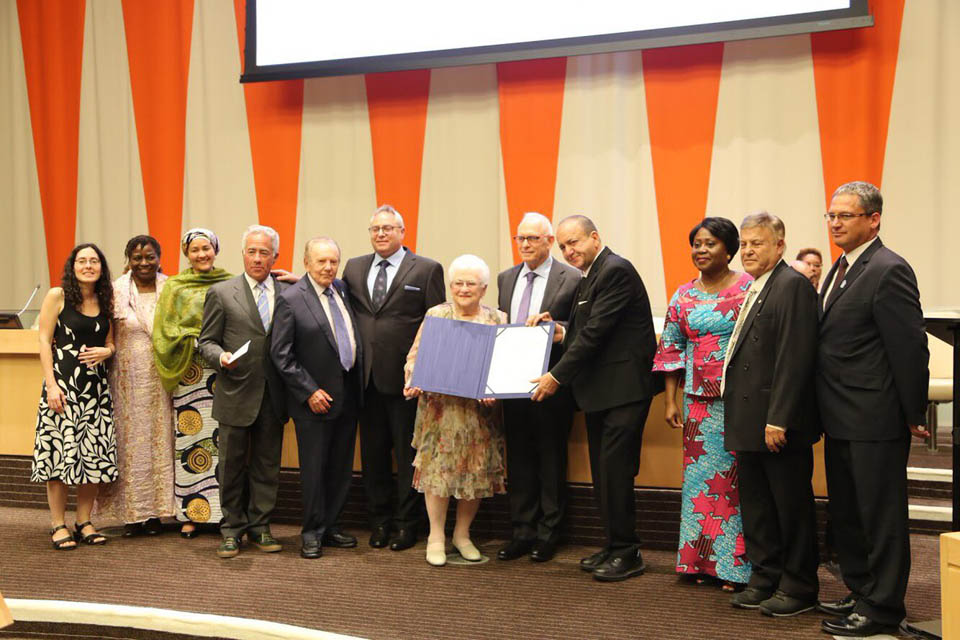 Лауреаты премии ООН и представители стран, получивших помощь в спасении детей. Фото: больница "Вольфсон"