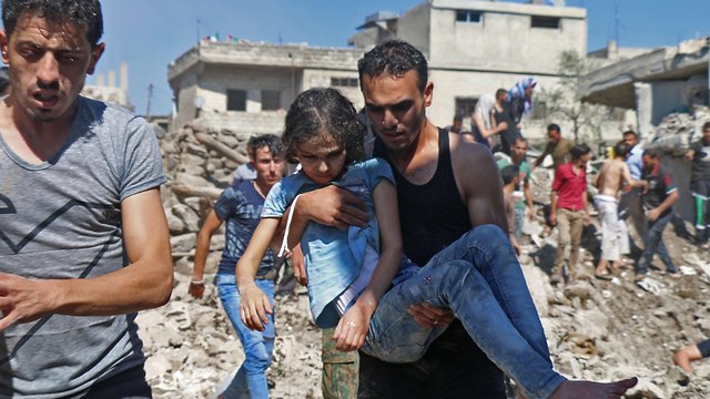סוריה מלחמה הפצצה מצפון ל דרעא (צילום: AFP)
