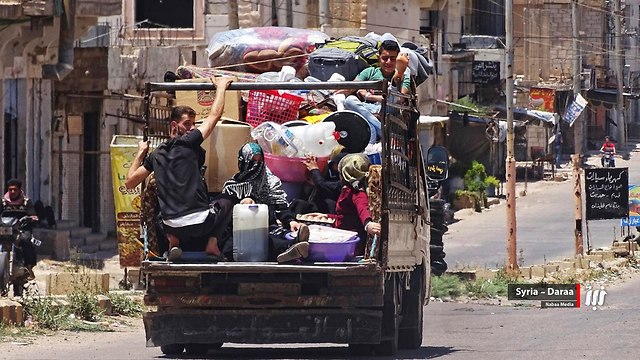 סוריה מלחמה הפצצה מצפון ל דרעא פליטים בורחים (צילום: AP)