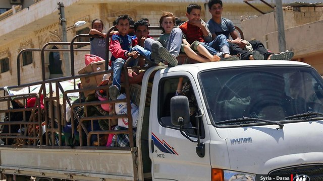 Сирийские беженцы на пути в Иорданию. Фото: AFP