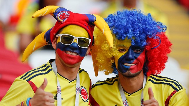 קולומביה אוהדים לטינים אמריקה הלטינית מסביב לכדור מונדיאל (צילום: AP)