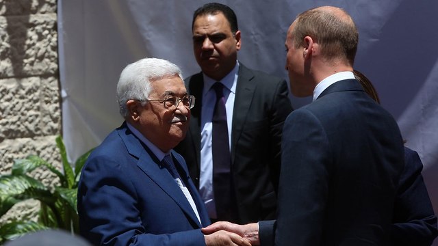 Prince William meets with Palestinian President Abbas in Ramallah (Photo: EPA)