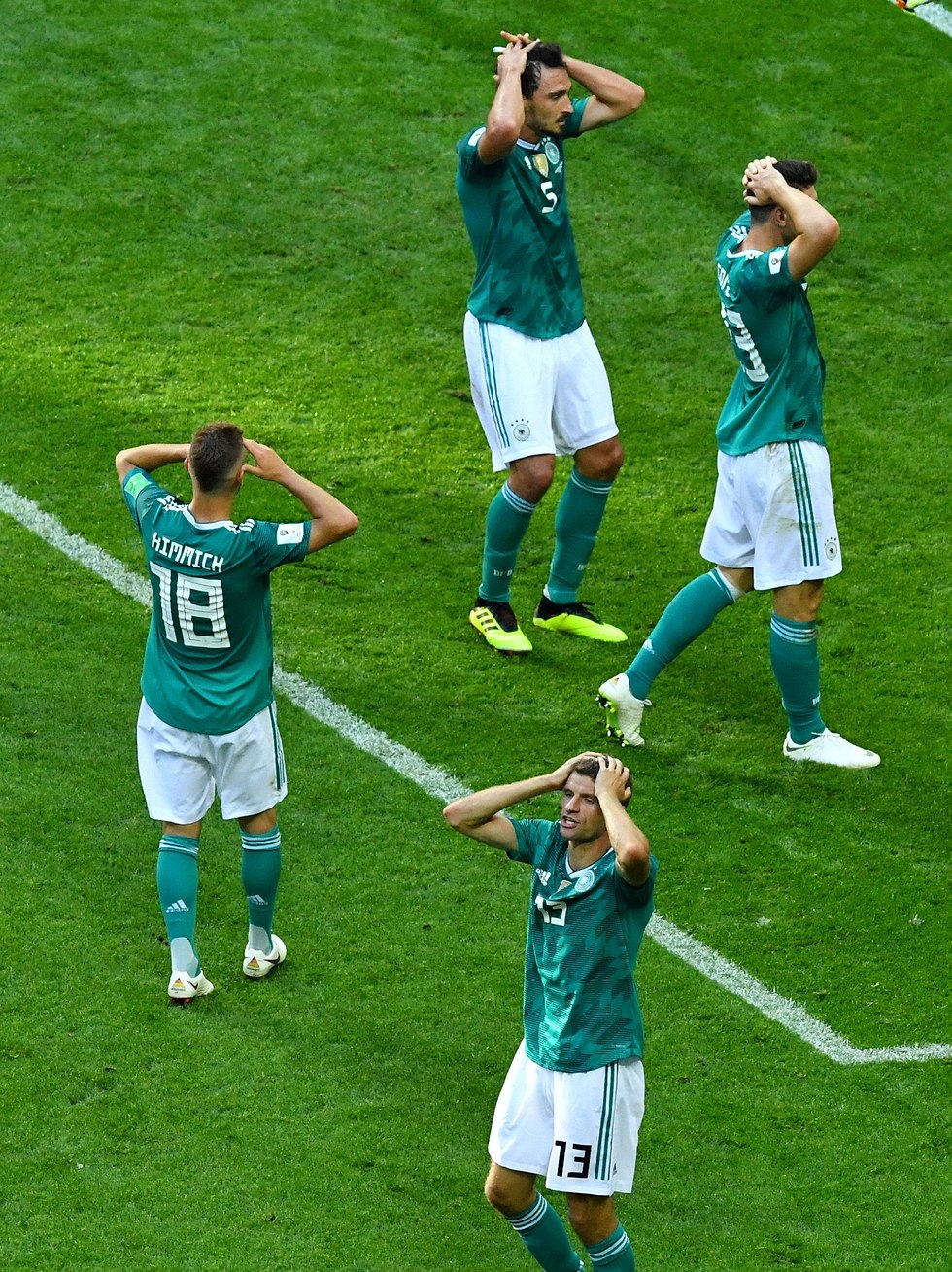 שחקני נבחרת גרמניה תפסו את הראש (צילום: רויטרס)