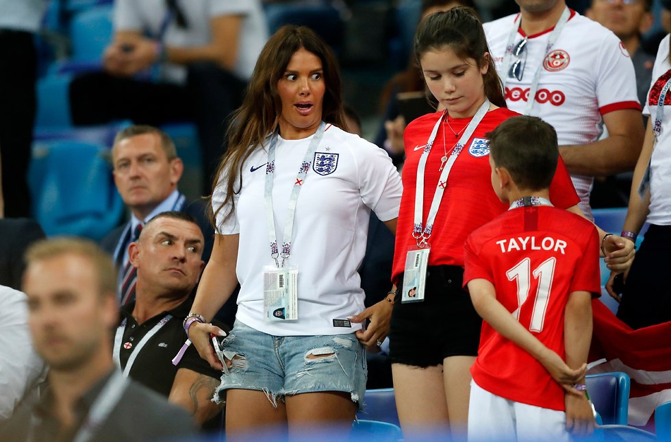 רבקה וארדי ביציע במשחק מול תוניסיה (צילום: AP)