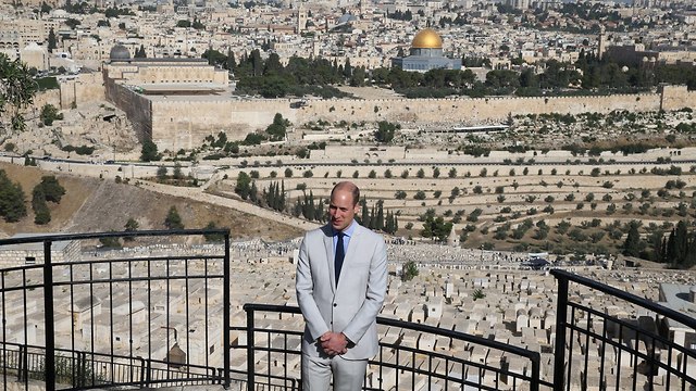 Prince William at an observation post on the Mount of Olives, overlooking Jerusalem (צילום: עמית שאבי)