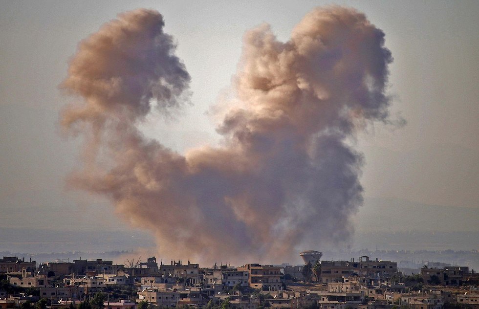 סוריה דרעא פליטים סורים בורחים מלחמת אזרחים לעבר רמת הגולן ישראל (צילום: AFP)
