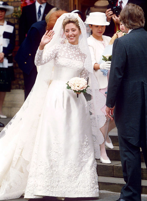 המחיר הגבוה של שמלת הכלה שלבשה נסיכת יוון מארי-שנטל מילר, לא בהכרח היה מתקבל היום בברכה אצל אזרחי יוון שמתאוששים מצנע כלכלי. אבל ב-1995 העולם היה נראה אחרת, והנסיכה שילמה 225 אלף דולר לשמלת תחרה שמרנית בעיצוב ולנטינו גרוואני עם שובל באורך 4.5 מטרים  (צילום: rex/asap creative)