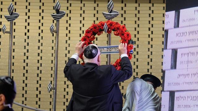 Rivlin laying a wreath in honor of fallen IDF soldiers  (Photo: Yoav Dudkevitch)
