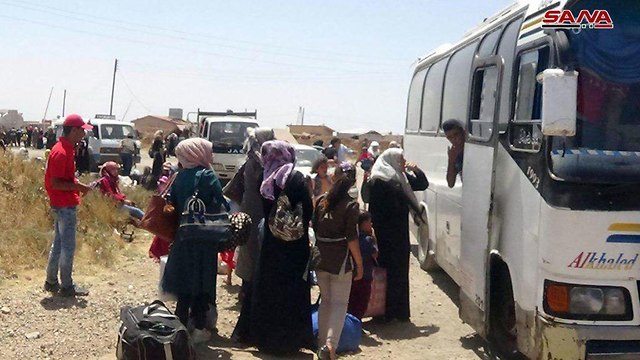פליטים יוצאים מאזור דרעא לקבלת סיוע הומניטרי ()