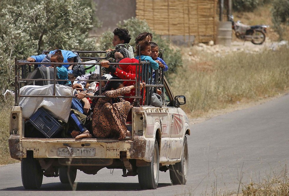 תושבים בורחים מ דרעא דרום סוריה (צילום: AFP)