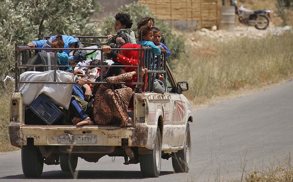 תושבים בורחים מ דרעא דרום סוריה (צילום: AFP)