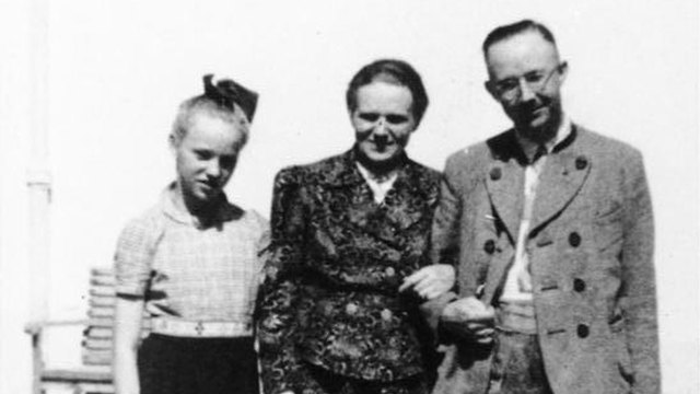 Burwitz with her parents (Photo: Bundesarchiv, Bild 146-1969-056-55 / CC-BY-SA 3.0)