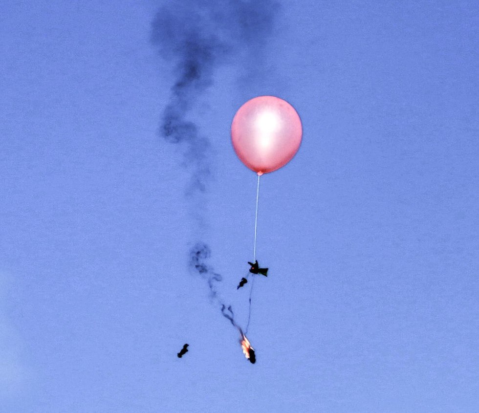 Воздушный шар с воспламеняющимся веществом из Газы. Фото:т AFP (Photo: AFP)
