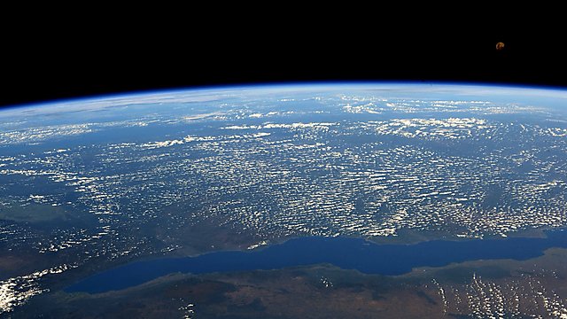 הירח מעל אפריקה (צילום: ריצ'רד ארנולד , נאס