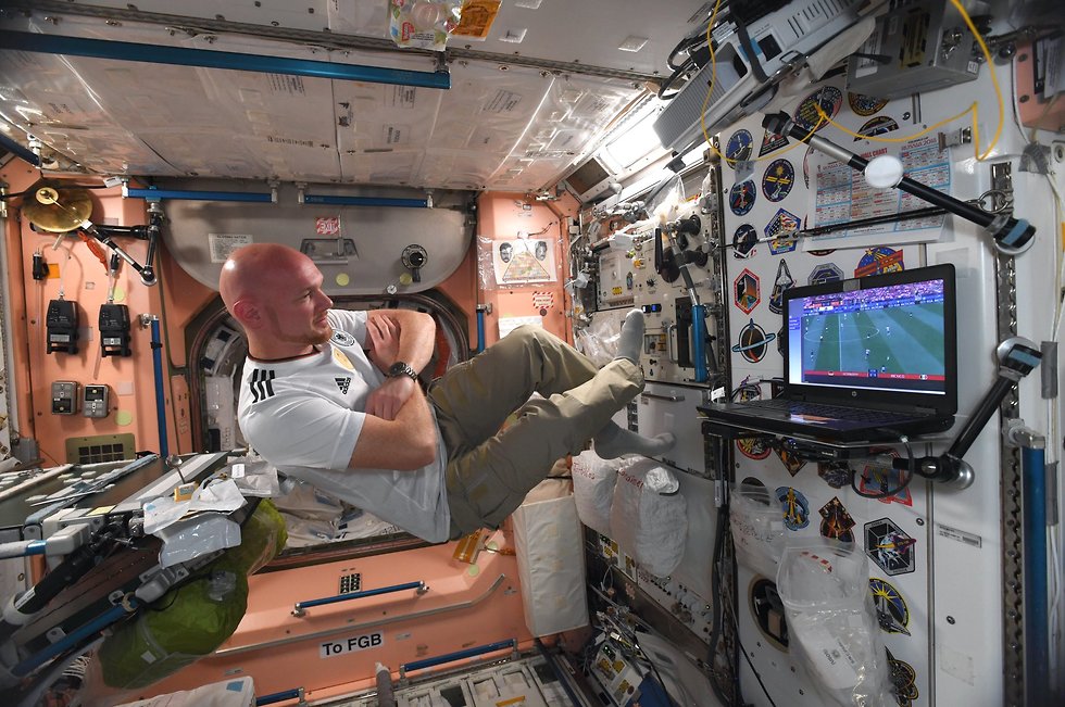האסטרונאוט אלכסנדר גרסט  צופה במשחק בין גרמניה למכסיקו (צילום: אלכסנדר גרסט , סוכנות החלל האירופית)