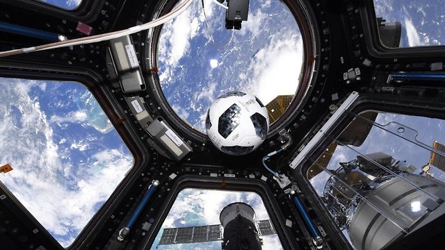 כדור בתחנת החלל (צילום: אולג ארטמייב, סוכנות החלל הרוסית)