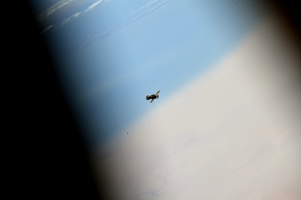 חללית סויוז מתקרבת לתחנת החלל (צילום: אנדרו פויסטל, נאס