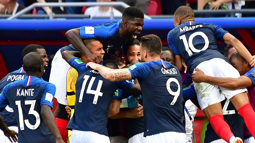 נבחרת צרפת חוגגת (צילום: AFP)