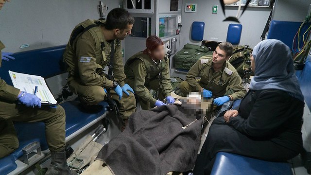 IDF treats wounded Syrian (Photo: IDF Spokesman's Office)