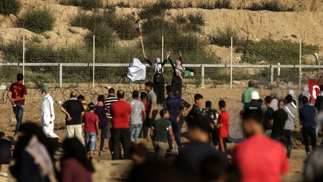 הפגנות הפגנה מהומות פלסטינים ב עזה אלימות גבול גדר ה מערכת ישראל צה