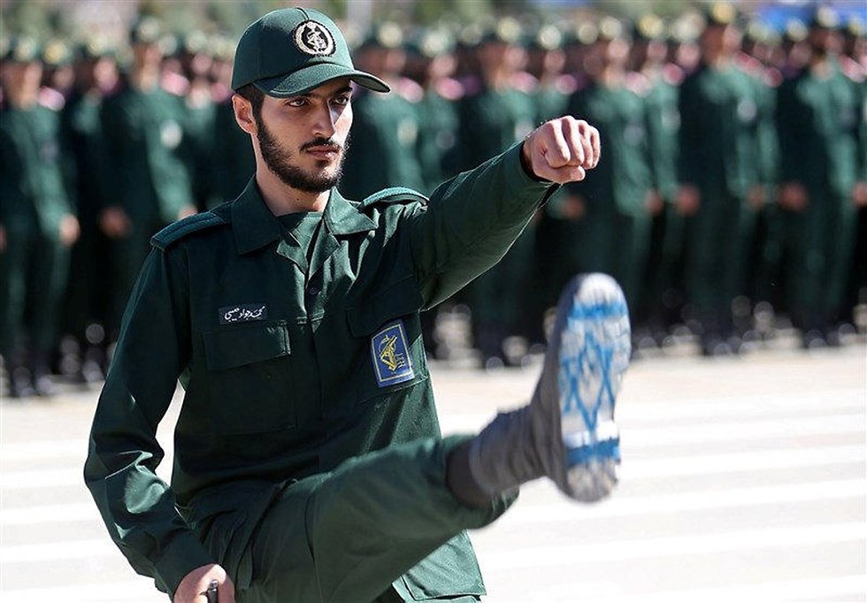 חייל איראני  דורך על מגן דוד (צילום: רויטרס)