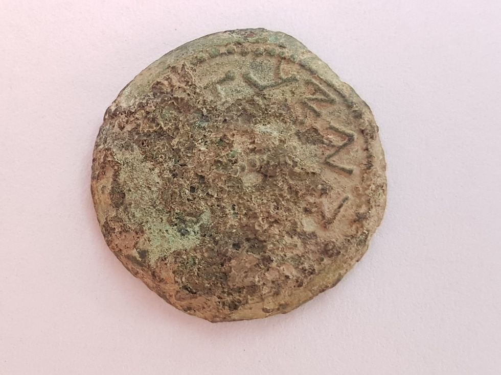 המטבע שהתגלה בסינון של העפר מעיר דוד (צילום: החוויה הארכיאולוגית בעמק צורים מבית עיר דוד)