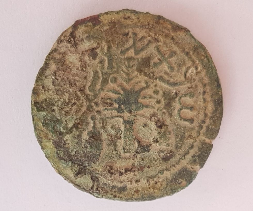 המטבע שהתגלה בסינון של העפר מעיר דוד (צילום: החוויה הארכיאולוגית בעמק צורים מבית עיר דוד)
