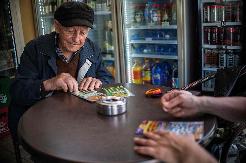 סטויאן סטויימנוב בית קפה בכפר צורקבה ב בולגריה בולגרים מכורים ל כרטיסי גירוד  (צילום: AFP)
