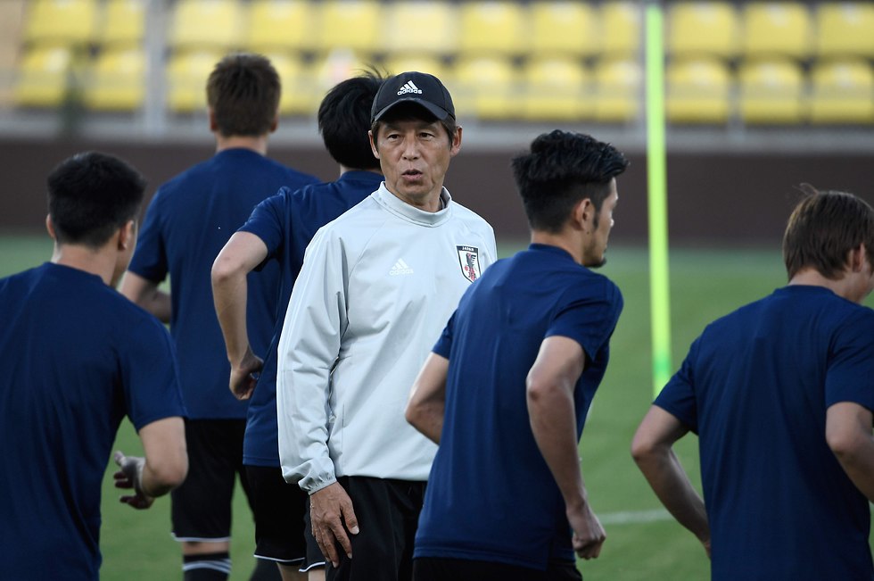 אקירה נישינו, מאמן נבחרת יפן (צילום: AFP)