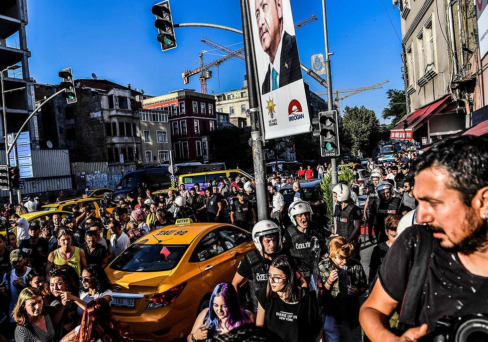 עצרת גאווה ב איסטנבול טורקיה במקום מצעד הגאווה (צילום: AFP)