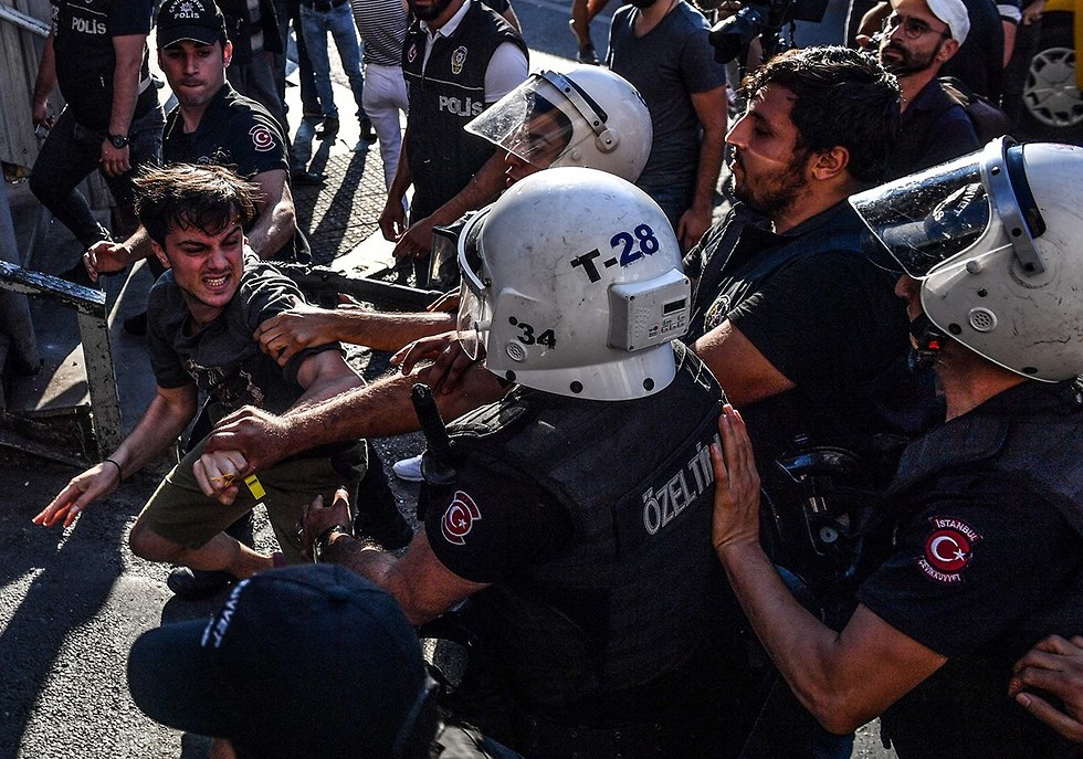 טורקיה המשטרה ב איסטנבול ירתה גז מדמיע ב עצרת הגאווה  (צילום: AFP)