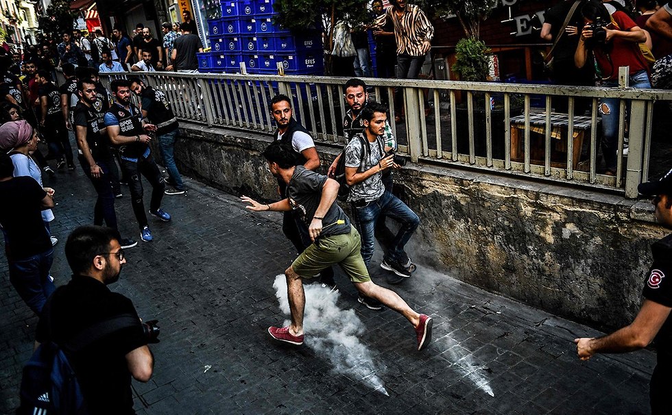 טורקיה המשטרה ב איסטנבול ירתה גז מדמיע ב עצרת הגאווה  (צילום: AFP)