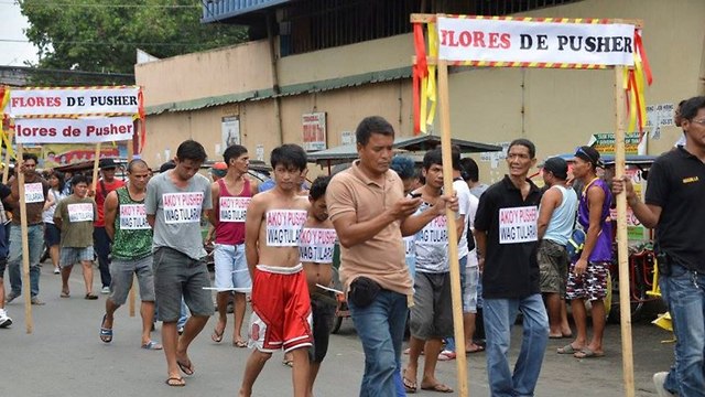 הפיליפינים פיליפינים סוחרי סחמים מצעד בושה ראש עיר נרצח (צילום: EPA)