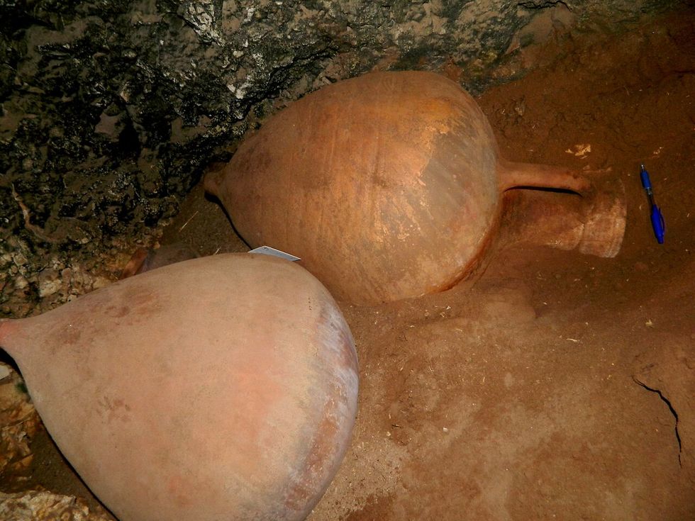 Сосуды в пещере. Фото: д-р Инон Шабтиэль