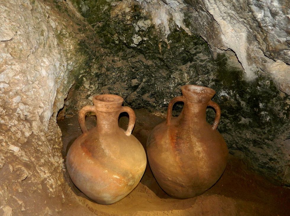 Амфоры, найденные в пещере. Фото: д-р Инон Шабтиэль