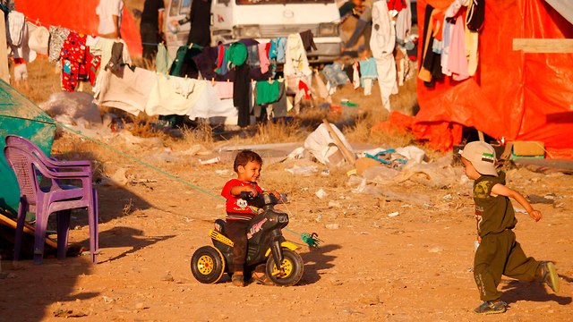 סוריה דרעא פליטים ב גבול ירדן (צילום:AFP)