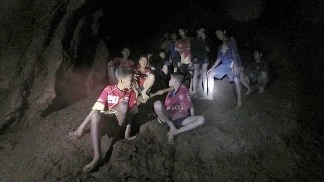 חילוץ הנערים שנמצאו במערה ב תאילנד (צילום: EPA)