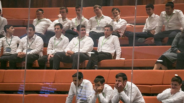 Haredi watching a Knesset debate on IDF draft law (Photo: Ohad Zwigenberg)