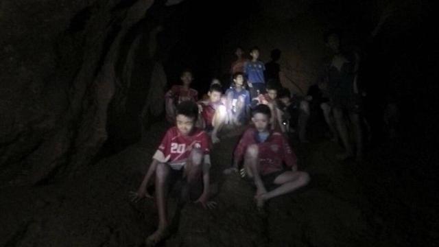 מציאת הנערים במערה (צילום: AP)