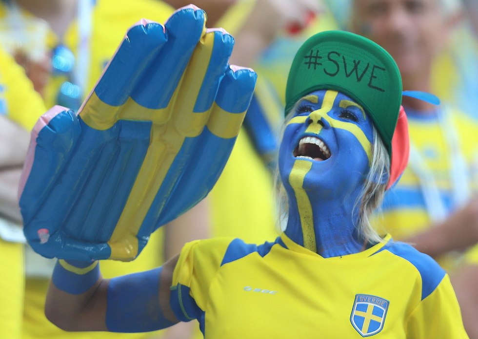 אוהדת נבחרת שבדיה (צילום: EPA)
