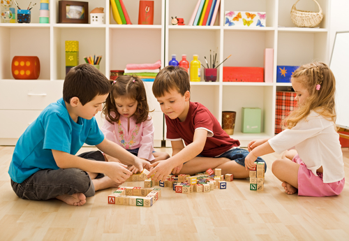 Пригласите в гости друзей ребенка и предложите им обычные игры. Фото: shutterstock