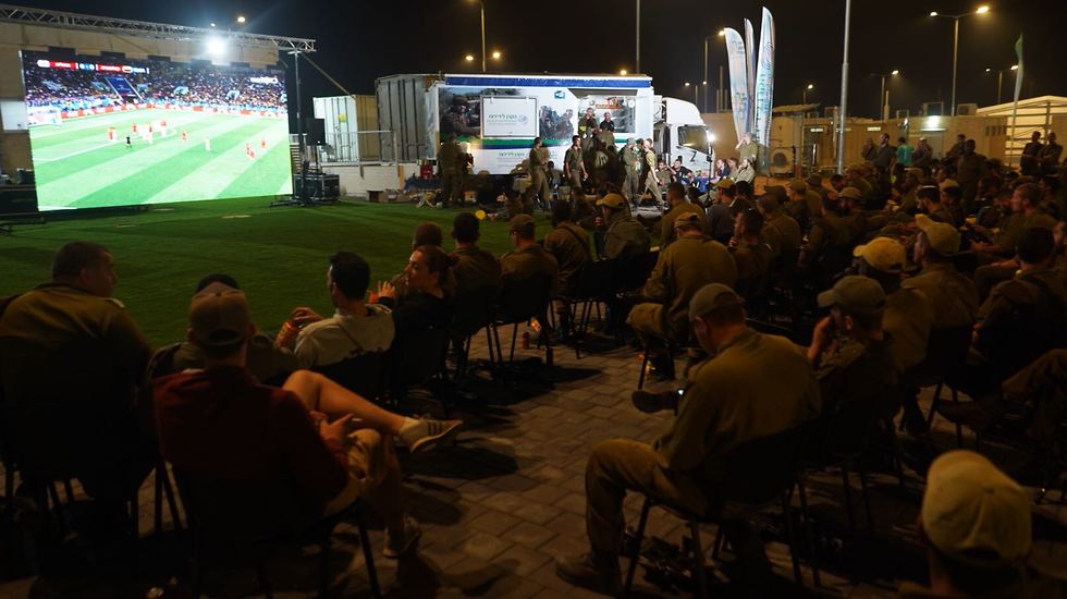 חיילי גולני צופים במשחק מונדיאל  (צילום: סוכנות ג'ני )