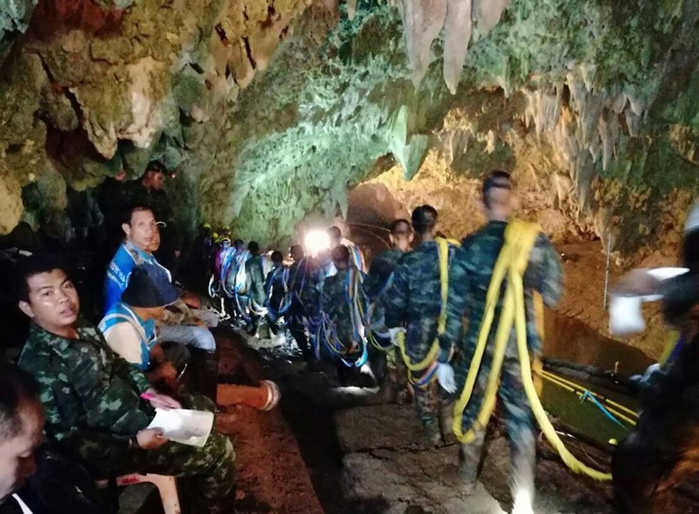 הכנות לחילוץ הנערים מהמערה (צילום: gettyimages)