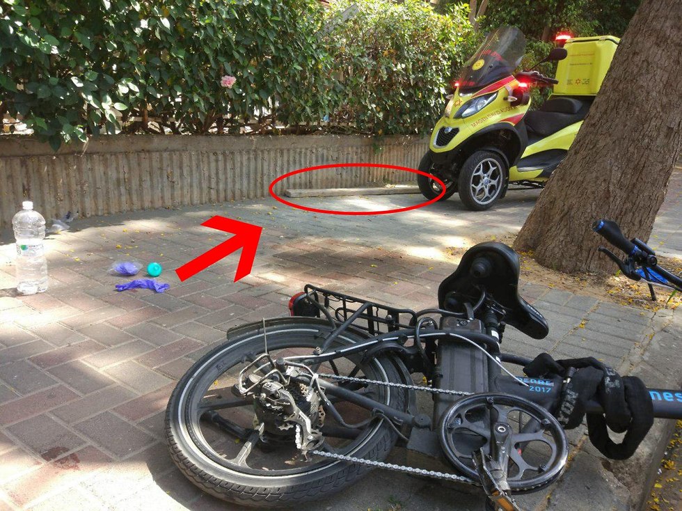 גבר נפגע בראשו מחפץ שנפל מגובה כשרכב על אופניים חשמליים סמוך לאתר בנייה ברחוב אצ