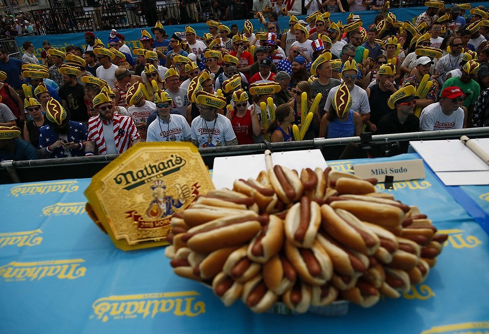 תחרות אכילת נקניקיות בקוני איילנד, ניו יורק (צילום: AFP)